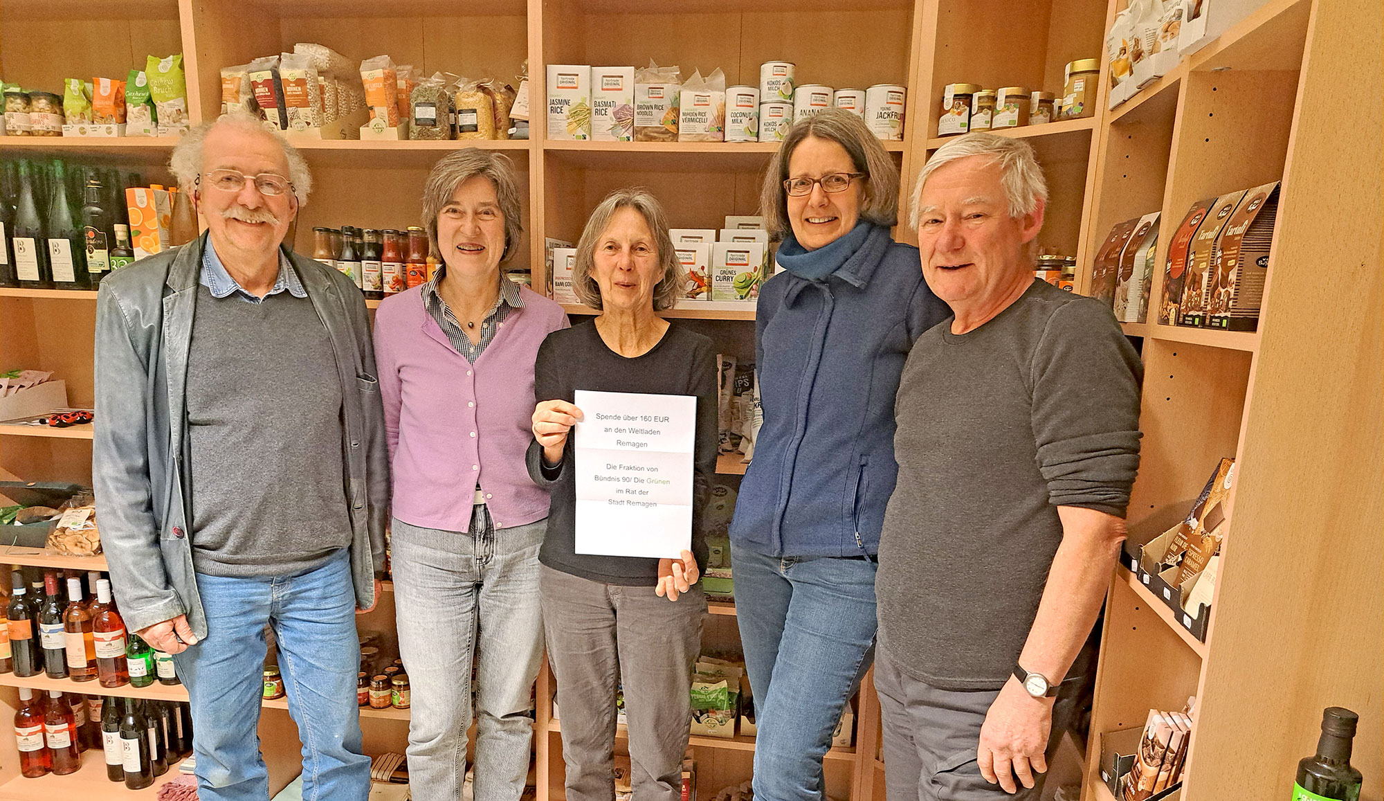 Überreichen der Spende von Vertreter*innen der Grünen Stadtratsfraktion an den Weltladen. v.l.n.r: Frank Bliss, Bettina Fellmer, Walburga Greiner, Silke Olesen, Volker Thehos. Foto: Bettina Fellmer