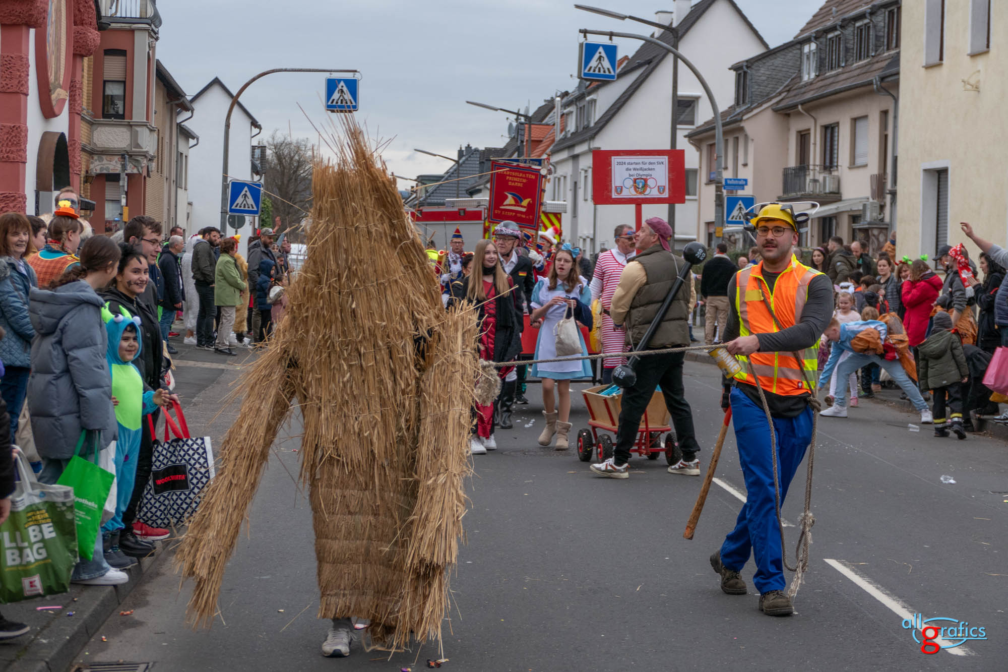 Karnevalszug Kripp 2024 (117 von 148) Strohbär in Kripp