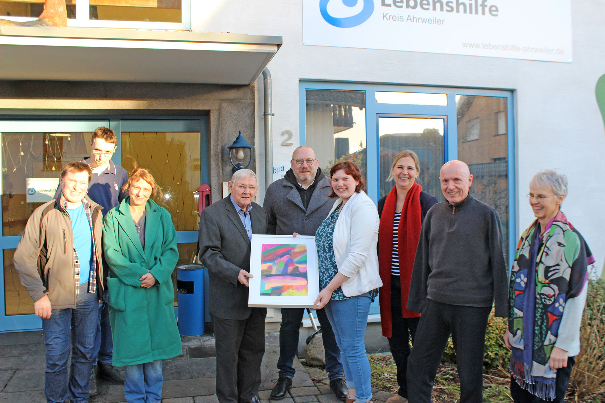 Mit einem Bild der Künstlerin Ulrike Hoffarth bedankte sich die Lebenshilfe bei der AWO
