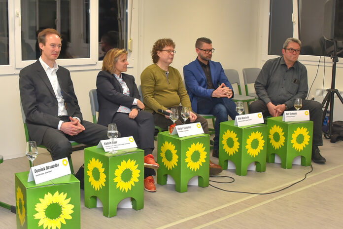 2024-03-19-GRUENE_Wärmeplanung_Bild2_HI Nach den Vorträgen stellten sich die Vortragenden im Podium den Fragen aus dem Publikum. Mit dabei auch Holger Schomer, Energieberater aus Sinzig (Mitte).