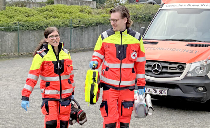 Bei der Entwicklung der neuen PSA wurde auf viele kleine Details geachtet. Die Dienstkleidung ist sehr durchdacht und das kommt beim DRK-Rettungsfachpersonal richtig gut an. Sabrina Linden (li.) und Maximilian Speer (re.) sind voll des Lobes. (Foto: Astrid Zens / DRK-Kreisverband Ahrweiler e.V.)