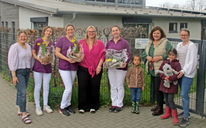 Das Team der beiden Sinziger Kitas bedankte sich gemeinsam mit den Kindern bei Frau Dr. Cabot (5.v.l.) und ihren Mitarbeiterinnen. Foto: Stadtverwaltung Sinzig, Maike Schönfelder