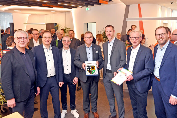 Die feierliche Eröffnung der VR Bank RheinAhrEifel eG Filiale in Ahrweiler. Vlnr. Sascha Monschauer (Vorstandsvorsitzender der VR Bank RheinAhrEifel eG), Michael Müller (Vorstandsmitglied der VR Bank RheinAhrEifel eG), Matthias Herfurth (Vorstandsmitglied der VR Bank RheinAhrEifel eG), Horst Gies (CDU Landtagsabgeordneter RLP), Christian van de Loo (Filialleiter und Privatkundenberater der VR Bank RheinAhrEifel eG in Ahrweiler), Guido Orthen (Bürgermeister Ahrweiler) und Thomas Theisen (Direktor Regionalmarkt AhrBrohltal der VR Bank RheinAhrEifel eG). Foto: Hans-Jürgen Vollrath