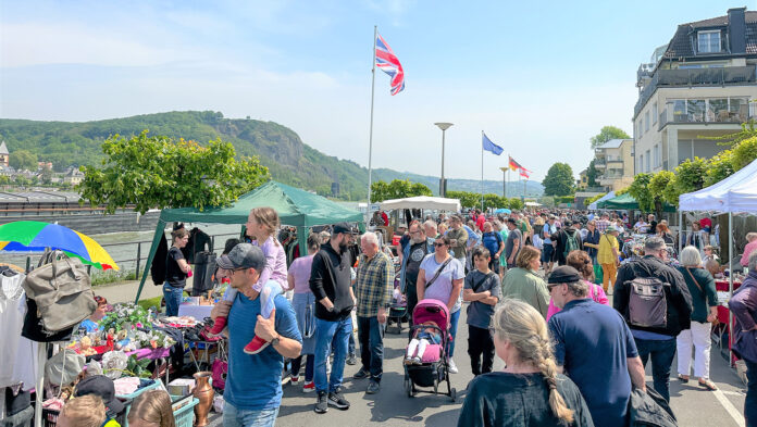 Trödelmarkt auf der Rheinpromenade in Remagen Foto: Marc Bors