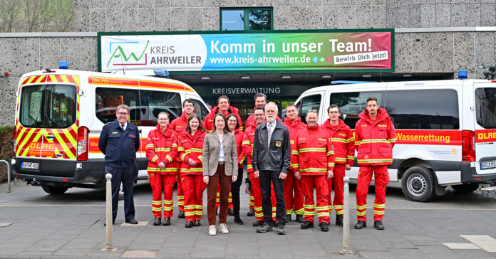 Unterzeichnung-DLRG-und-KVAW_Gausmann Trafen sich zur offiziellen Unterzeichnung: Landrätin Cornelia Weigand und Brand- und Katastrophenschutzinspekteur Michael Zimmermann mit Harmen Eckert, Vorsitzender Ortsgruppe Bad Neuenahr-Ahrweiler, sowie weiteren Vertretungen der beiden DLRG-Ortsgruppen. Foto: Ahr-Foto M. Gausmann / Kreisverwaltung Ahrweiler