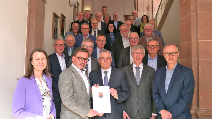 SGD-Nord-Präsident Wolfgang Treis überreicht die Urkunde zur Ruhestandsversetzung an Joachim Gerke. V. l. n. r.: Cornelia Weigand, Landrätin des Landkreises Ahrweiler, SGD-Nord-Präsident Wolfgang Treis, Joachim Gerke, Staatssekretär des Klimaministeriums Dr. Erwin Manz, SGD-Nord-Vize-Präsident Prof. Dr. Martin Kaschny. Dahinter: Stadtbürgermeister Guido Orthen sowie weitere Vertreter der kommunalen Familie aus dem Ahrtal, Joachim Gerkes Nachfolger Thomas Müller, Staatssekretäre und SGD-Nord-Präsidenten a. D. Uwe Hüser sowie Dr. Ulrich Kleemann, Universitätsvertreter, Vertreter des Landesamts für Umwelt, Vertreter des Landesamts für Geologie und Bergbau sowie Vertreter der Führungsriege der SGD Nord. Foto: © SGD Nord