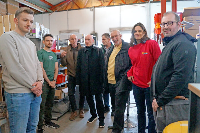 Sehr beeindruckt waren die Liberalen von dem Engagement im Spendenverteilzentrum der Stiftung Ahrtal in Bad Breisig. Foto: Fritz-Peter Steinhausen
