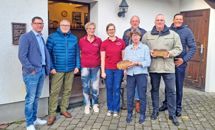 v. l. n. r. Axel Blumenstein (OV Kripp), Wilfried Humpert (OV Remagen), Susanne Thönnes (Backesfreunde Oedingen), Elli Korittke (Backesfreunde Oedingen), Olaf Wulf (OV Oedingen), Angela Linden-Berresheim (OV’in Oberwinter), Egmond Eich (OV Unkelbach) und Michael Berndt (OV Rolandswerth) Fotografin: Angelika Krieg