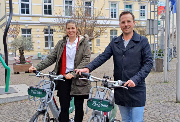 Chantal Zinke und Björn Ingendahl - E-Bike-Verleihsystem startet in Remagen