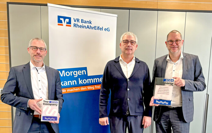 vr-bank-Pressefoto-Top-Company-2024_kununu vlnr. Matthias Herfurth (Vorstand), Sascha Monschauer (Vorstandsvorsitzender) und Michael Nisius (Bereichsleiter Vertriebsmanagement)nehmen die kununu-"Top Company 2024"-Auszeichnung entgegen. Foto: Clara Elisa Stoffel, VR Bank RheinAhrEifel eG