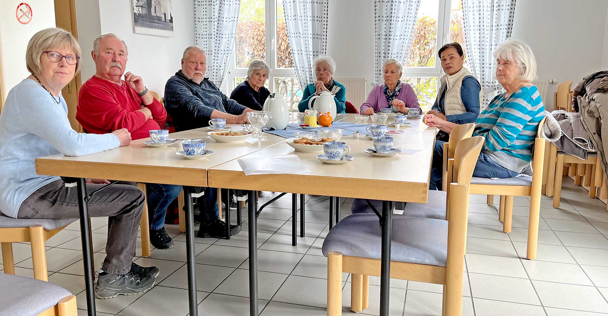 Bei Kaffee und Gebäck lauschten alle Teilnehmer den Informationen aus dem Ortsleben.