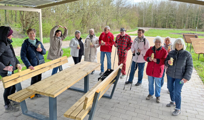 Trotz Wetterkapriolen - eine glückliche Riege mit leckerem, selbstgemachtem „Osterschnaps“