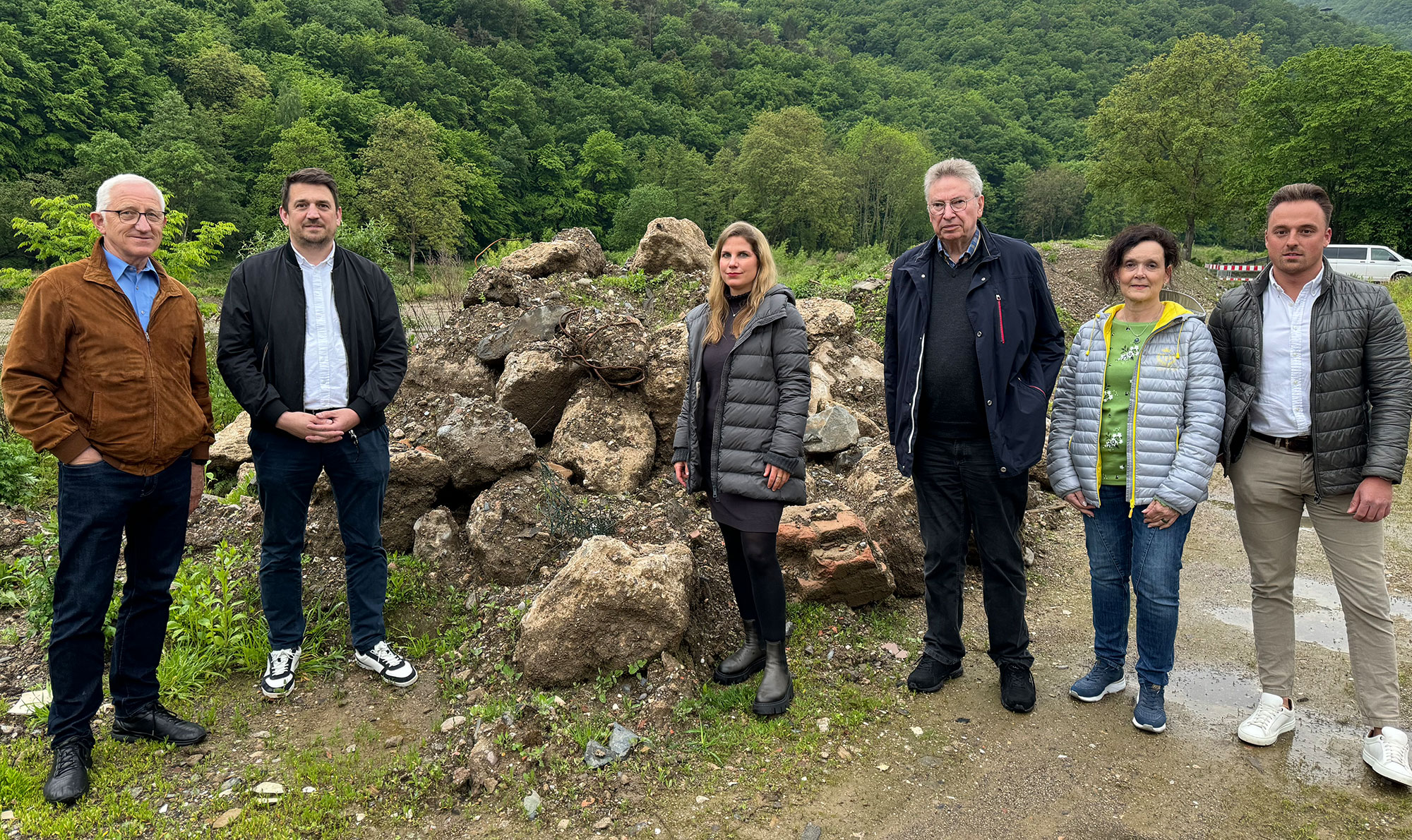 Vor Ort in Walporzheim: Wilhelm Busch, Jan Ritter, Natalie Baum, Werner Schüller, Birgit Sommer-Laux und Fabian Schneider (v.l.n.r.) © Foto: N. Baum