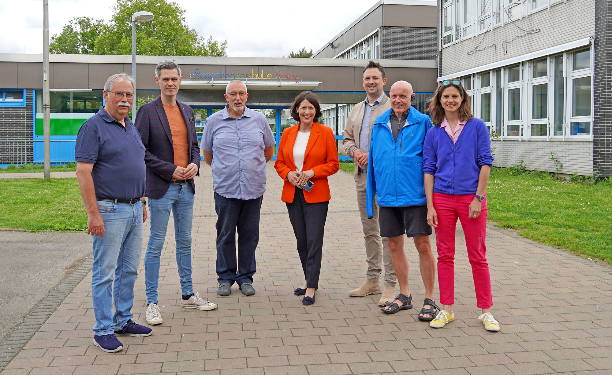Liberale freuen sich zusammen mit Landesministerin Daniela Schmitt (Mitte) über die Förderung der Schulen in Sinzig, Bad Breisig und Bad Neuenahr-Ahrweiler aus dem Startchancenprogramm, hier vor der Regenbogenschule in Sinzig (von rechts): Christina Steinhausen, Ulrich van Bebber, Martin Thormann, Dirk Herminghaus, André Nursinski-Stolberg, Volker Thormann. Foto: Marga Thormann