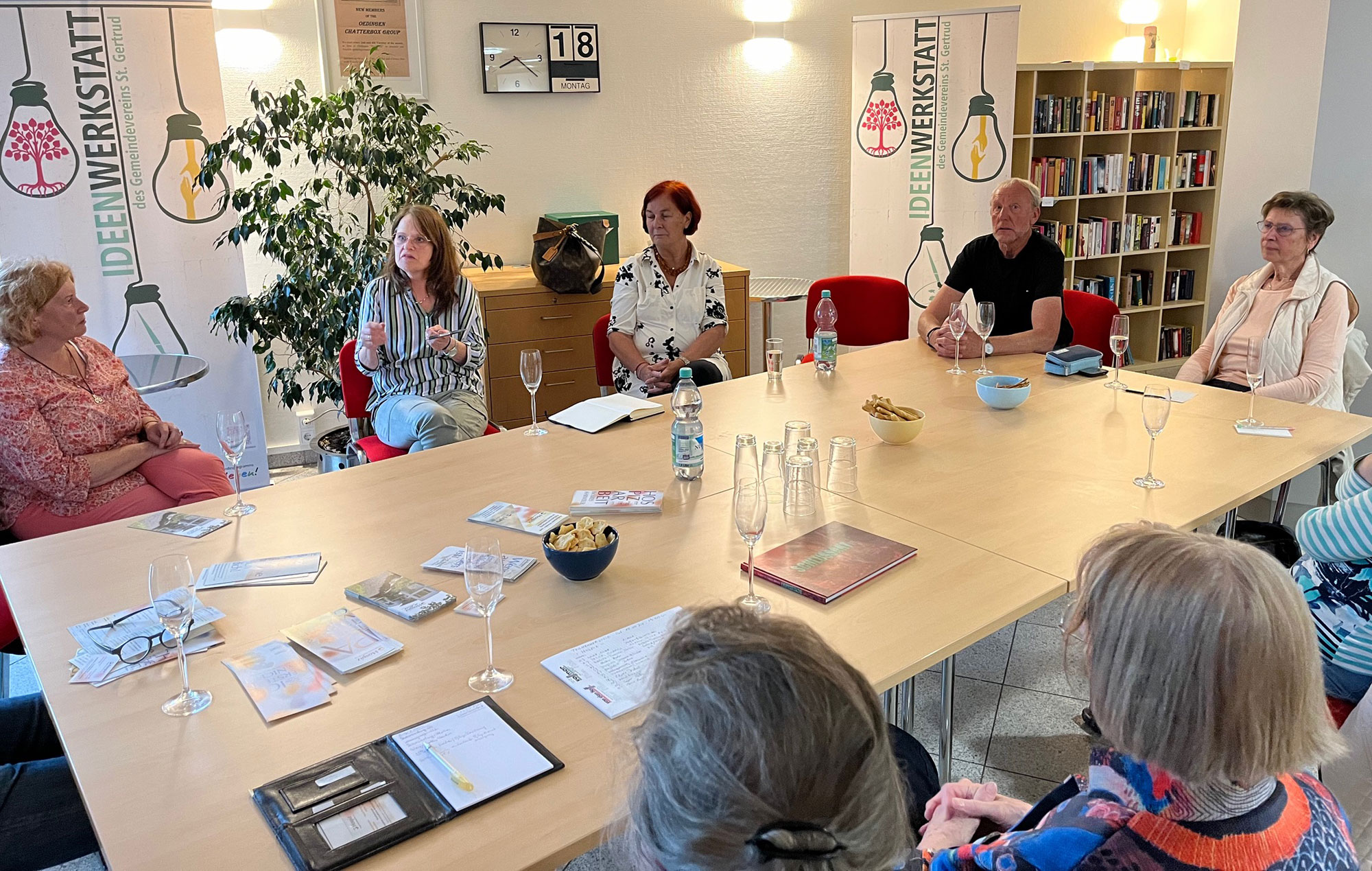 Eine große Mischung an interessierten Bürgerinnen und Bürgern folgten den höchst interessanten und informativen Beiträgen von Ulrike Dobrowolny und Claudia Wengenroth. Foto: Olaf Wulf