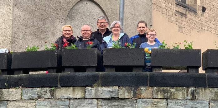 Verschönerungsverein Remagen: Blumenkästen an St. Peter und Paul bepflanzt