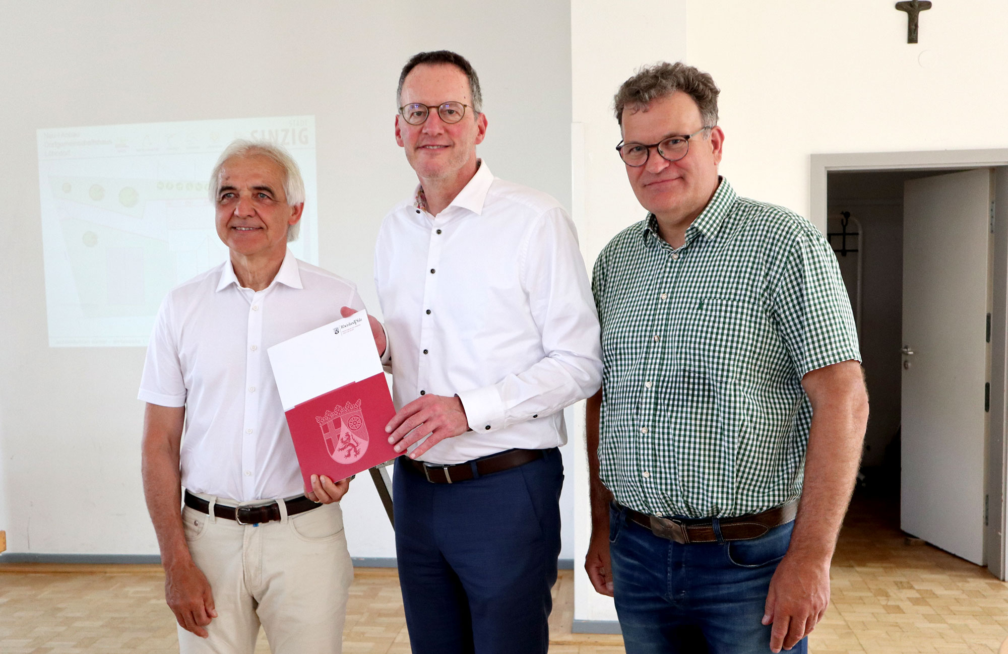 Hans-Werner Adams (l.) nahm als Erster Beigeordneter der Stadt Sinzig in Vertretung von Bürgermeister Andreas Geron gemeinsam mit dem Löhndorfer Ortsvorsteher Volker Holy (r.) den Förderbescheid von Innenminister Michael Ebling entgegen.