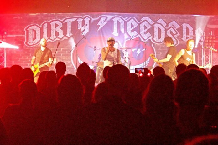 “Dirty Deeds“ live auf der Bühne im “Kultschuppen“ Jahnhalle Bad Breisig Foto: Kulturverein BREISIG.live (Michael Lüdtke)