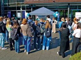 Zahlreiche Schülerinnen und Schüler aus der näheren Umgebung besuchten am Freitag, 7. Juni den Open Day in Remagen, um sich über die Studienangebote der Hochschule Koblenz zu informieren. Bei einem Campusrundgang erkundeten die Gäste die Hochschule. Foto: Daniela Müller