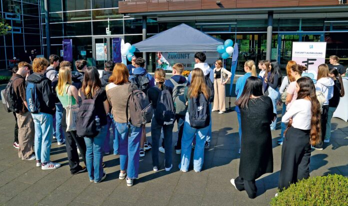 Zahlreiche Schülerinnen und Schüler aus der näheren Umgebung besuchten am Freitag, 7. Juni den Open Day in Remagen, um sich über die Studienangebote der Hochschule Koblenz zu informieren. Bei einem Campusrundgang erkundeten die Gäste die Hochschule. Foto: Daniela Müller