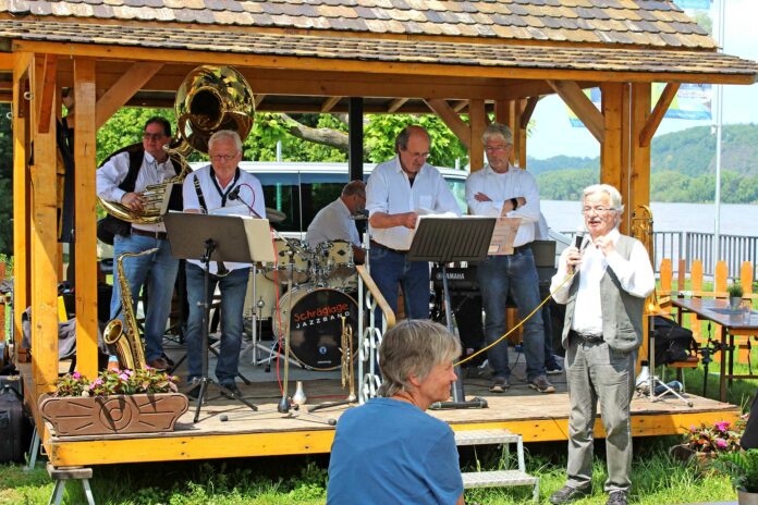 Der Vorsitzende von FORUM Kultur, Bernd Lang, begrüßte auch im Namen des Vorsitzenden von BREISIG.live, Rüdiger Kowalsky, am Pfingstmontag die Besucher von “Jazz im Park“ und die Band “Schräglage“ auf der Bühne.“ Foto: Kulturverein BREISIG.live (Michael Lüdtke)