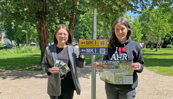 Dania Münch (Referentin Gesundheitswirtschaft) und Annemarie Haas (Marketing/Grafik) stellten die neue Beschilderung und die Flyer zu den Medizinischen Kurwanderwegen vor. @Natalie Peil