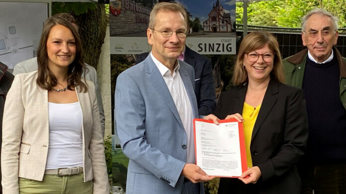 Staatssekretärin Nicole Steingaß bei der Bescheidübergabe an Bürgermeister Andreas Geron (2.v.l.) mit Sofia Lunnebach (l.), Geschäftsführerin GeWiSinzig, und Hans Diedenhofen (r.) vom Förderverein Thermalschwimmbad Bad Bodendorf.