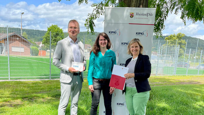 Mehr als 500.000 Euro für den Klimaschutz in Sinzig: Klimaschutzministerin Katrin Eder überreicht den KIPKI-Förderbescheid. Foto: © MKUEM