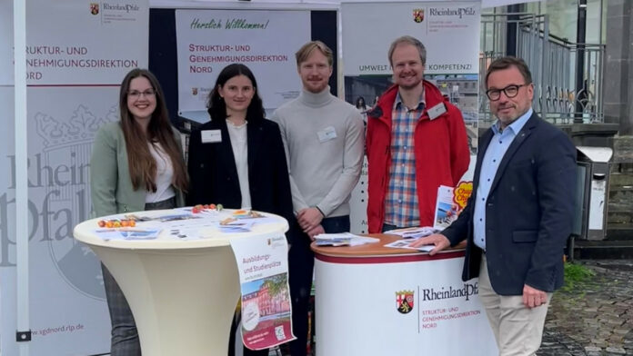Besucherinnen und Besucher der Azubispots in Mayen konnten sich bereits ein Bild von dem Ausbildungsangebot der SGD Nord machen. Am 14. Juni bietet sich in Koblenz die Gelegenheit, mit Präsident Wolfgang Treis (re.) über die Karrieremöglichkeiten der Behörde zu sprechen.