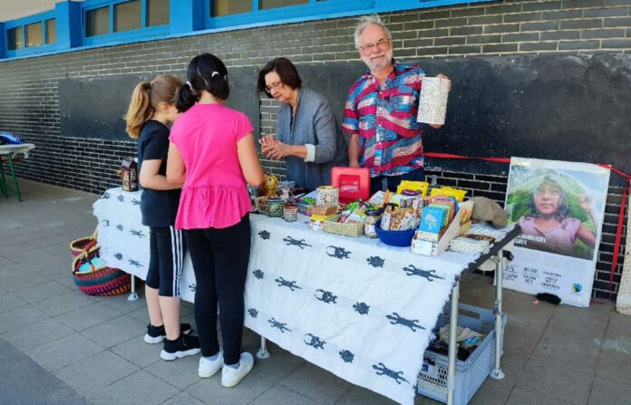 Sigrid Saak und Ingo Binnewerg vom Förderverein Fairer Handel Sinzig e.V. im Gespräch mit Schülerinnen der Regenbogenschule Sinzig