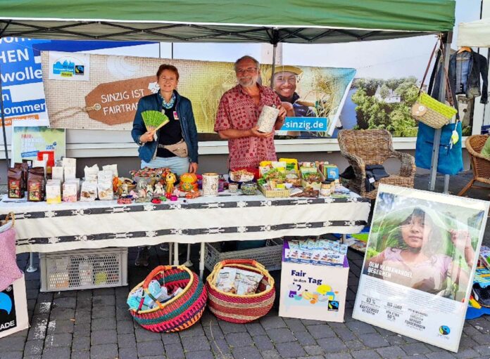 Renate Adams und Ingo Binnewerg vom Förderverein Fairer Handel Sinzig e.V. am Fairtrade-Stand. Foto: Monika Weber-Lambert