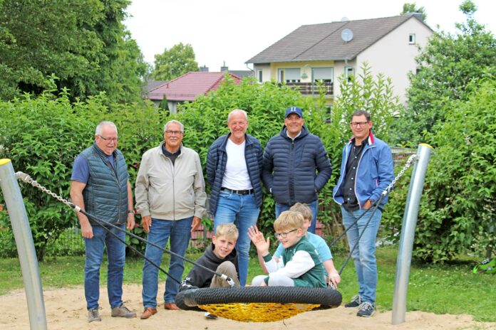 ans-Willi Jungbluth, stellv. OV Oedingen, Wilfried Humpert Remagen, Olaf Wulf Oedingen, Michael Berndt Rolandswerth u. Axel Blumenstein Kripp. Es fehlen Egmond Eich & Angela Linden-Berresheim. Beim Probeschaukeln hatten Johannes, Matthias & Klaas jedenfalls schon einmal großen Spaß