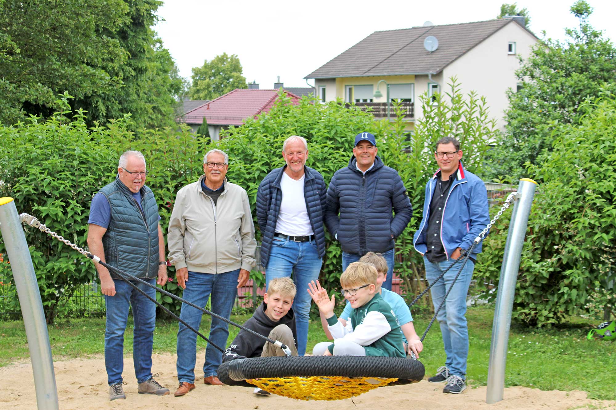 ans-Willi Jungbluth, stellv. OV Oedingen, Wilfried Humpert Remagen, Olaf Wulf Oedingen, Michael Berndt Rolandswerth u. Axel Blumenstein Kripp. Es fehlen Egmond Eich & Angela Linden-Berresheim. Beim Probeschaukeln hatten Johannes, Matthias & Klaas jedenfalls schon einmal großen Spaß