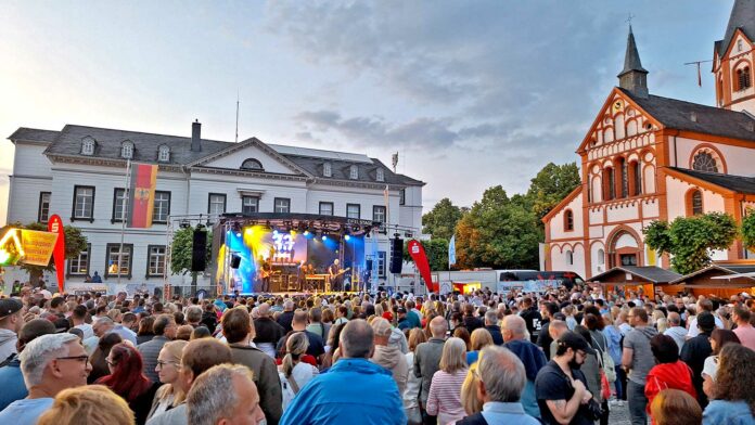 Sprudelndes Sinzig die Räuger auf der Bühne Kirchplatz