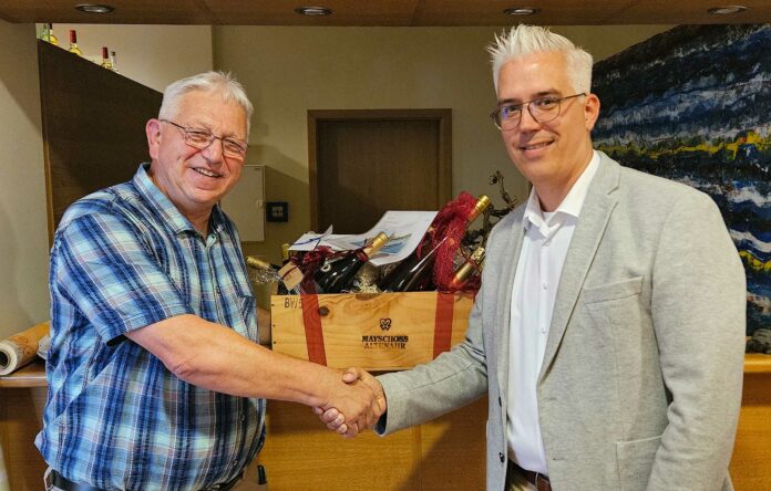 Er kam als Fremder und bleibt ein Freund – Rudi Götz (li.) beendet nach drei Jahren seinen freiwilligen Fluthilfeeinsatz in der Verbandsgemeinde Altenahr, um sich neuen Aufgaben widmen zu können. Bürgermeister Dominik Gieler und das Team der Verbandsgemeindeverwaltung Altenahr bedankten sich für das geleistete Engagement. (Foto: Stephan Knieps / VG Altenahr)