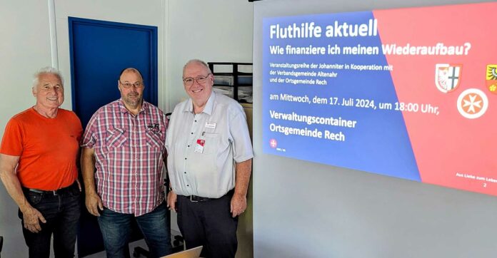 Gemeinderatsmitglied Dieter Lietzmann (v. li.) Ortsbürgermeister Thomas Hostert und Gerold Sprenger, Fluthilfeberater der Johanniter und Dozent des Abends, begrüßten die Anwesenden zur Informationsveranstaltung „Fluthilfe aktuell – Wie finanziere ich meinen Wiederaufbau?“. Foto: Thorsten Trütgen / VG Altenahr