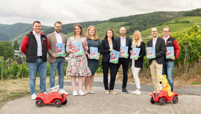 Die Initiatoren und Sponsoren der „Ahrweiler Naturtalente“ halten die neue und druckfrische Ausgabe bereits in den Händen. Foto: Andreas Linder / ATTENTIO