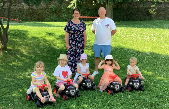 Kitaleitung Carmen Reuter (hinten links) bedankte sich im Namen aller Kinder ganz herzlich für die neuen Bobby-Cars. Foto: Stadtverwaltung Sinzig