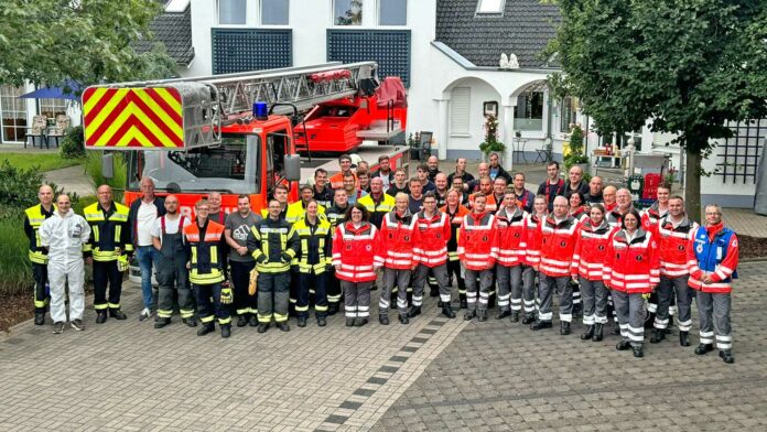 Um für den Ernstfall gewappnet zu sein, absolvierten der der DRK-Ortsverein Niederzissen und die Feuerwehr Niederzissen eine gemeinsame Übung. Foto: Detlef Wittke / Feuerwehr Niederzissen