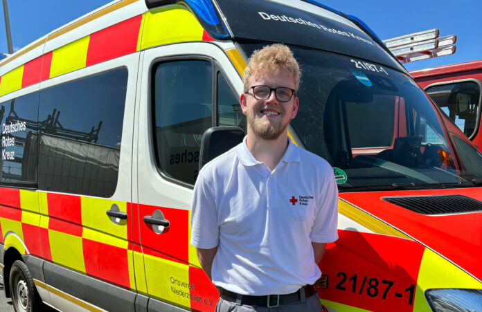 Marvin Engel hat laut eigener Angabe Hilfsbereitschaft in seiner DNA und ist dankbar, beim DRK viel helfen zu können. (Foto: Astrid Zens / DRK-Kreisverband Ahrweiler e.V.)