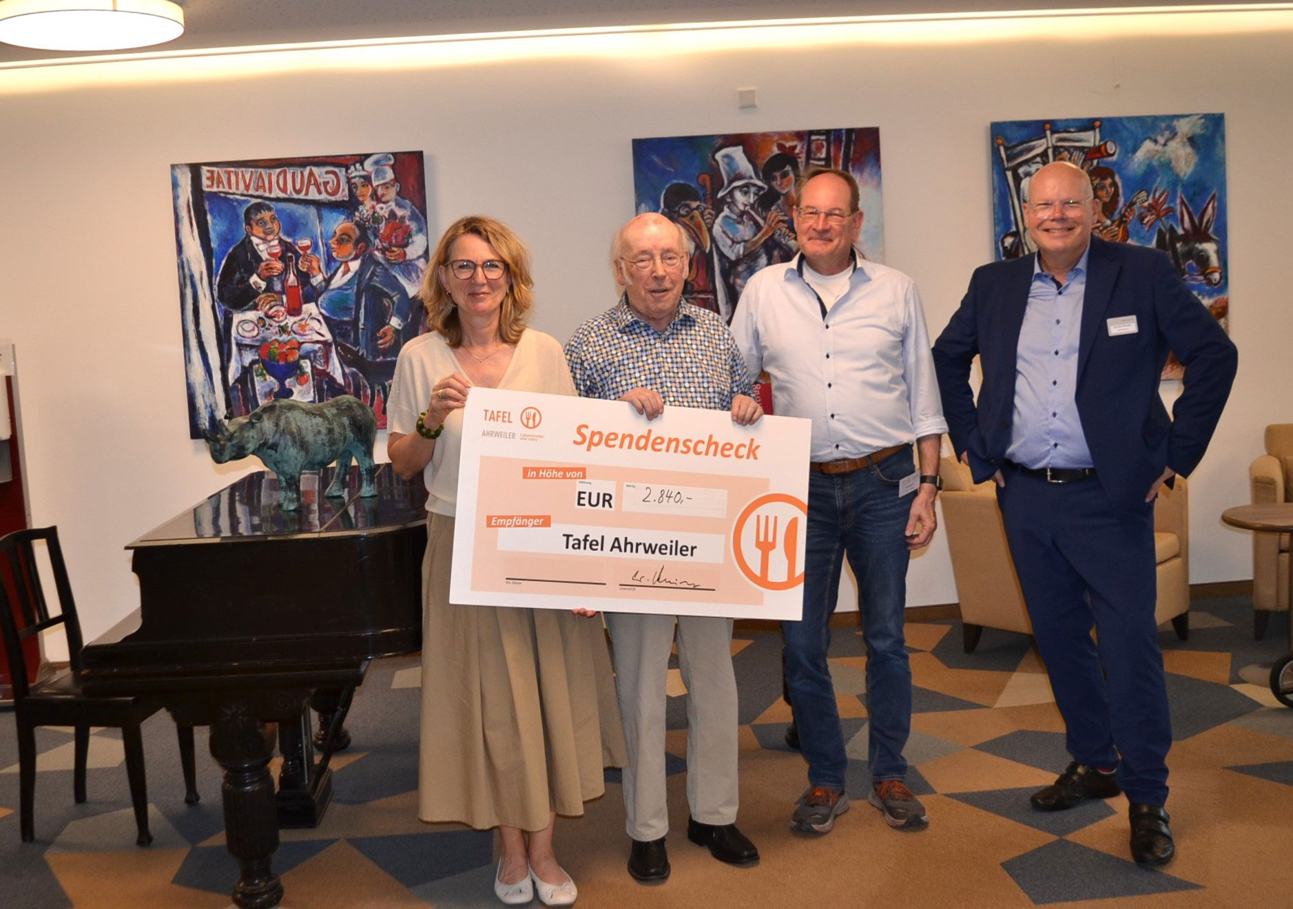 Kultur gehört im Augustinum einfach dazu. Und wenn das Konzert dann noch für die Tafel ist, umso besser. (Von links) Caroline Hillesheim, Wolfgang Meisen, Bertold Beuthien und Michael Schneider bei der Spendenübergabe vor dem großen Theatersaal. Foto: Eberhard Thomas Müller