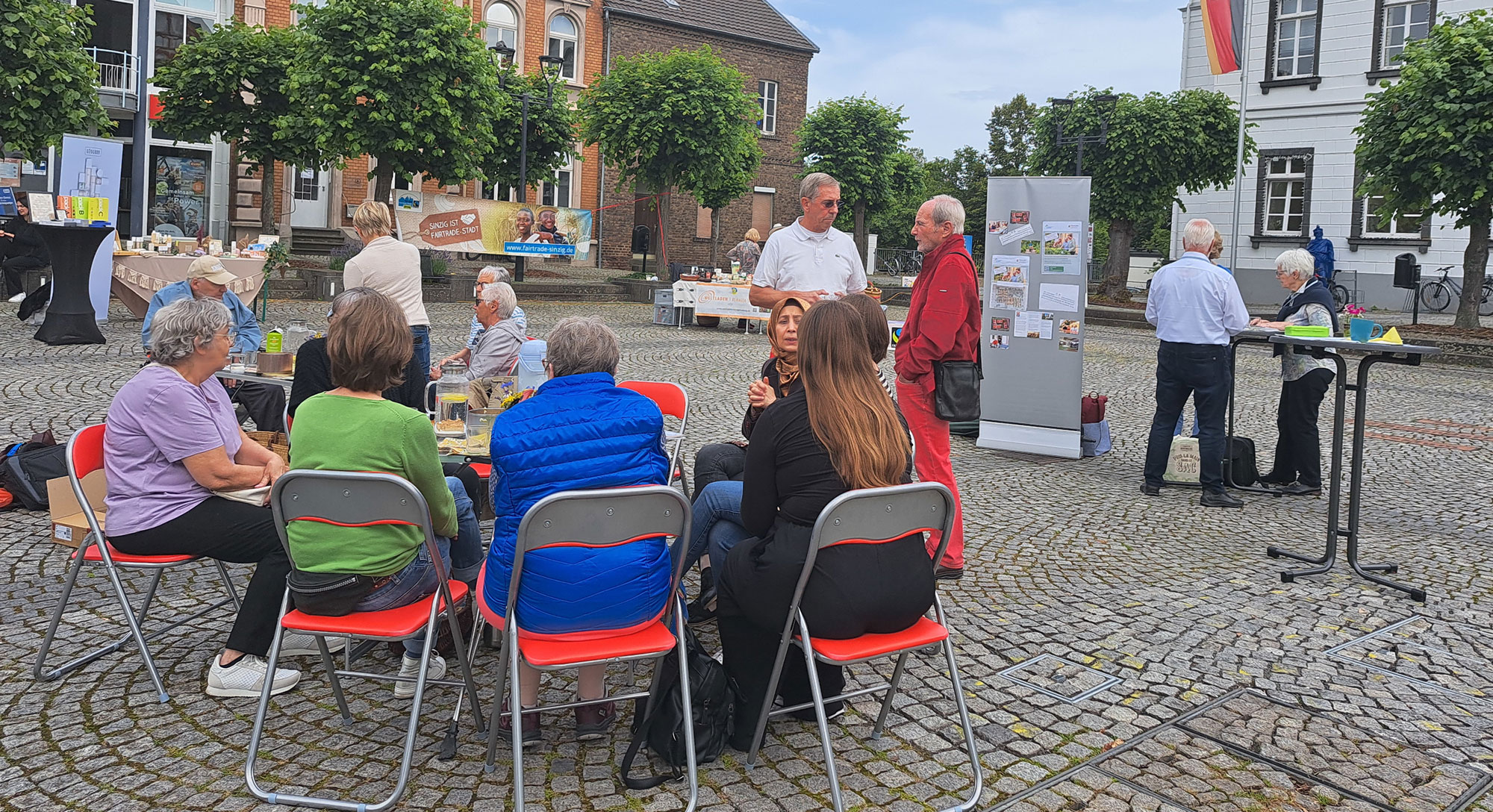 Das Klapp-Café auf dem Sinziger Wochenmarkt ist zu einem beliebten Treffpunkt geworden. Foto: Stadtverwaltung Sinzig, Sonja Wuttke
