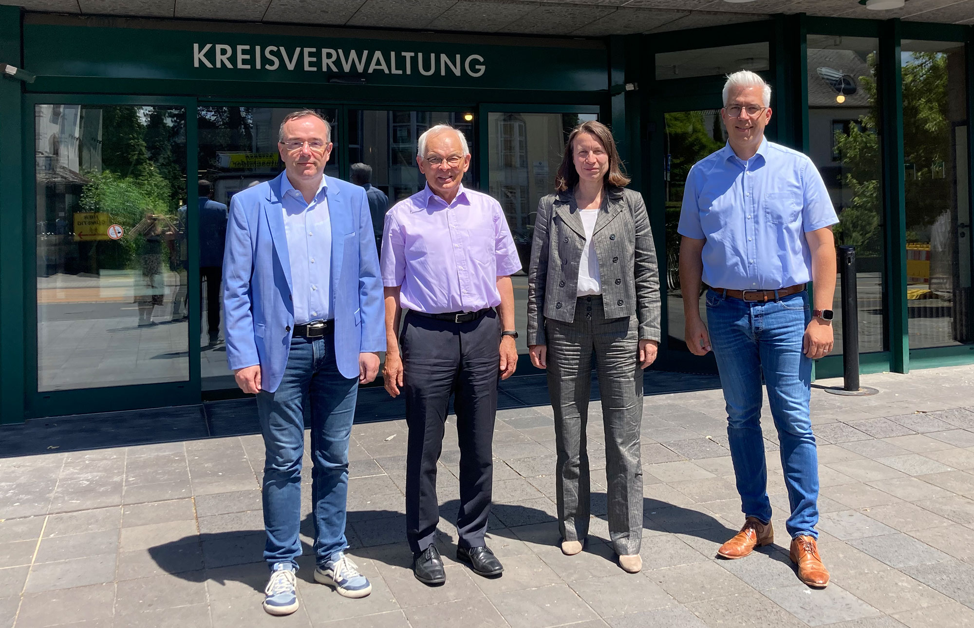 Daniel Junghans, Verkehrsverbund Rhein-Mosel GmbH, Udo Seifen, 2. Beigeordneter Verbandgemeinde Adenau, Cornelia Weigand, Landrätin Kreis Ahrweiler und Dominik Gieler, Bürgermeister Verbandsgemeinde Altenahr. Foto: C. Wicher / Kreisverwaltung Ahrweiler.