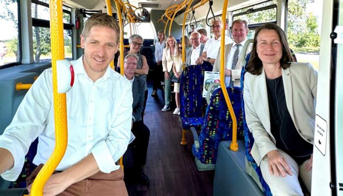 Die Ahrweiler Landrätin Cornelia Weigand und der Euskirchener Landrat Markus Ramers stellten das neue „Linienbündel Hocheifel“ gemeinsam mit weiteren Partnern vor. Foto: W. Andres / Kreis Euskirchen