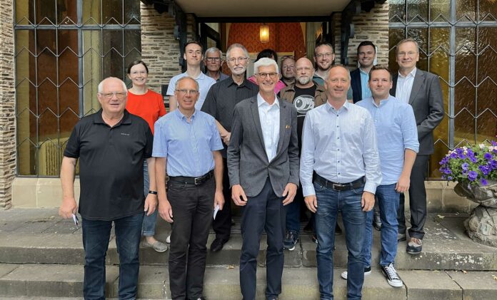 Der neue Ortsvorsteher Reiner Friedsam (3. von links) mit dem Sinziger Ortsbeirat sowie Bürgermeister Andreas Geron und Büroleiter Christian Weidenbach (hinten rechts) Foto: Stadt Sinzig