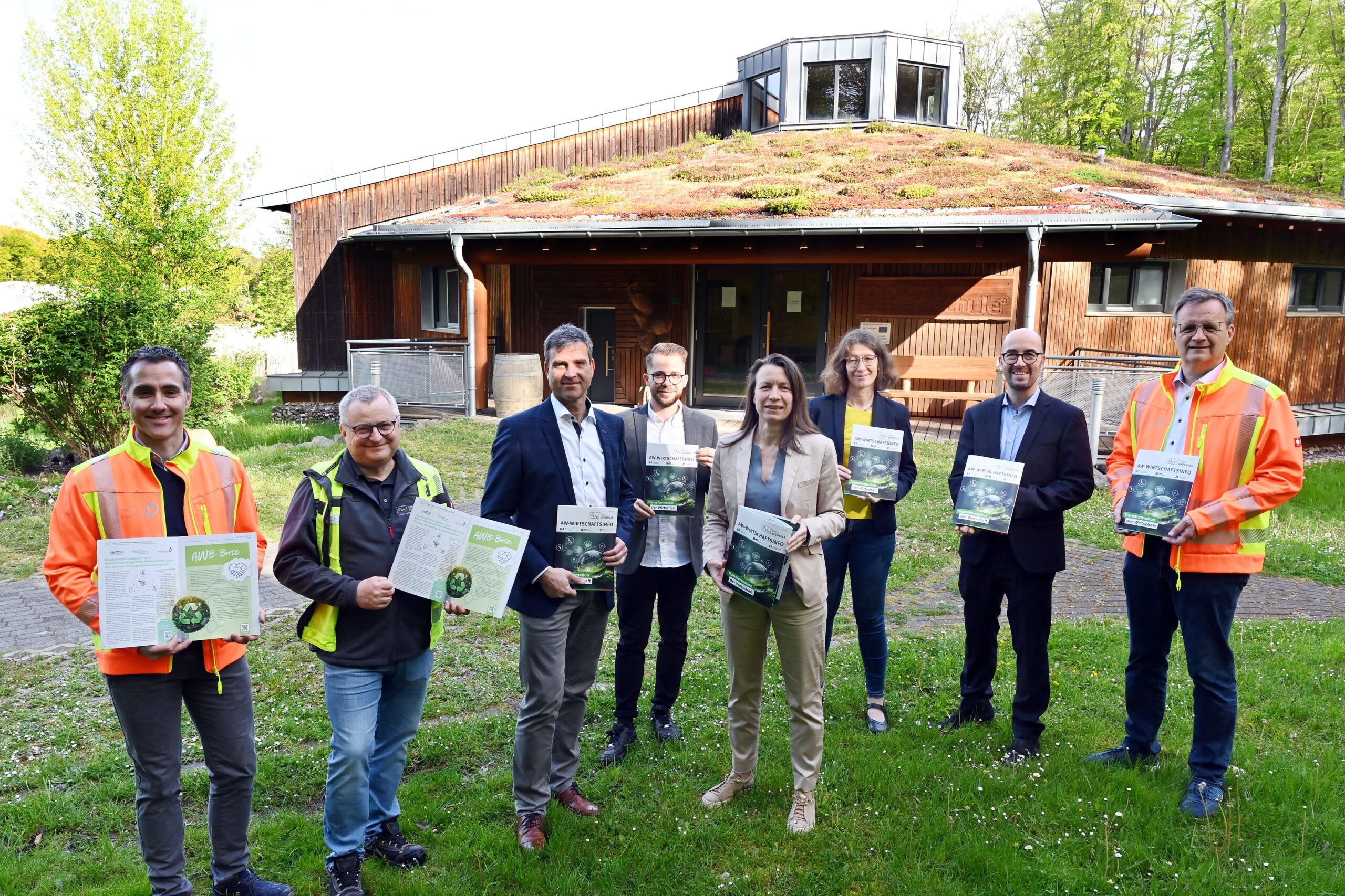 Präsentation der neuen AW-Wirtschaftsinfo an der Umweltlernschule Plus in Niederzissen Foto: Vollrath / Kreisverwaltung Ahrweiler
