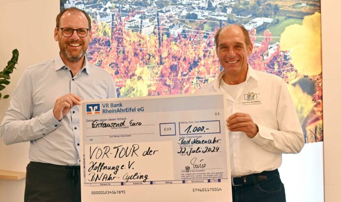 Thomas Theisen (VR Bank RheinAhrEifel eG) übergibt den Spendenscheck an Josef Nelles (Vor-Tour der Hoffnung) Foto: Hans-Jürgen Vollrath