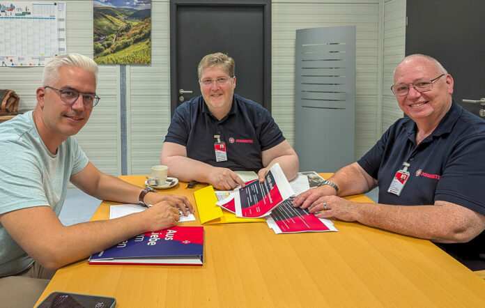 Heinz-Wilhelm Schaumann und Gerold Sprenger von der Johanniter-Fluthilfe des Johanniter Regionalverbandes Mittelrhein e.V. stellten Bürgermeister Dominik Gieler am vergangenen Mittwoch die Informationsveranstaltungen „Fluthilfe aktuell – Wie finanziere ich meinen Wiederaufbau?“ vor. (Foto: Thorsten Trütgen / VG Altenahr)