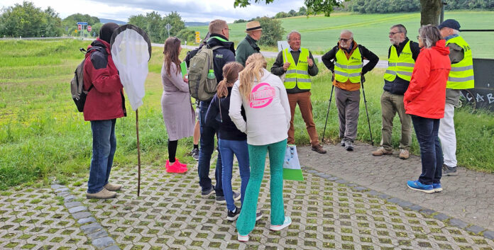 Ein Teil der 15 Teilnehmenden bei der diesjährigen Schmetterlingswanderung auf dem Bausenberg im Kreis Ahrweiler lauscht Michael Wißner. Foto: Stefani Jürries
