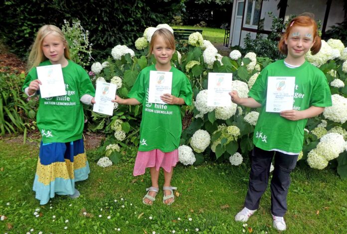 Aktion für Kinder in Burundi, von links: Nora Zell, Anna van Uelft; Isabel van Uelft - es fehlen wegen Ferien Nele Rudolf und Sophia Lehl (Bild: Walburga Greiner)